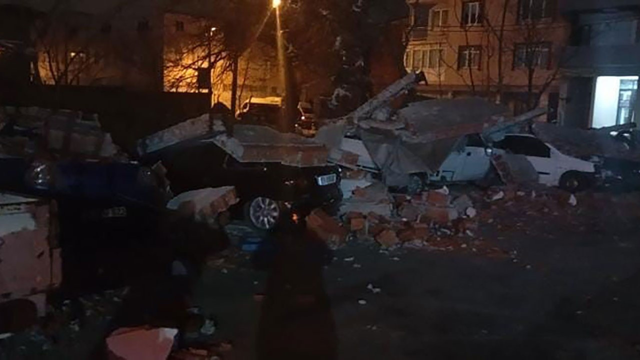 Bursa'da lodos duvarı devirdi, 10 araç altında kaldı