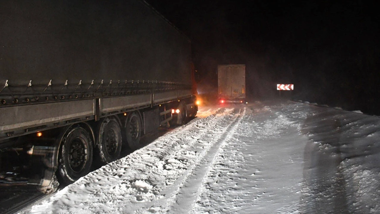 Sivas-Kayseri kara yolu tipi nedeniyle ulaşıma kapandı