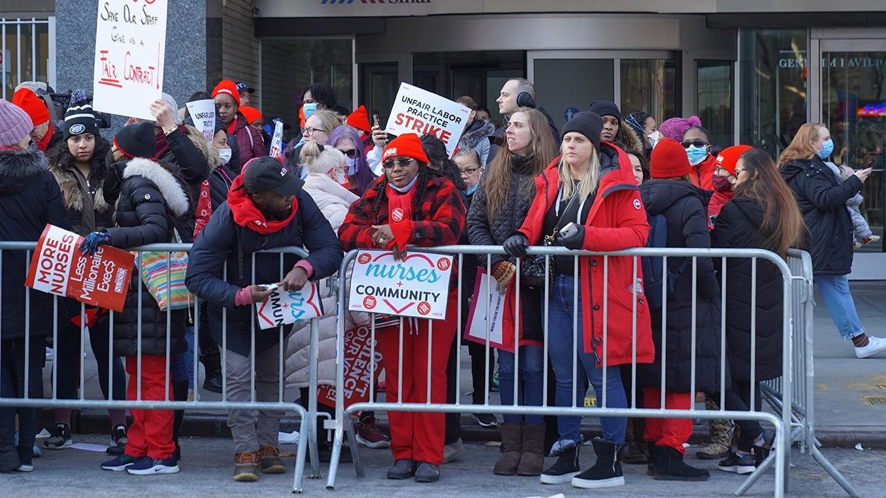 ABD'nin New York kentinde hemşireler greve gitti