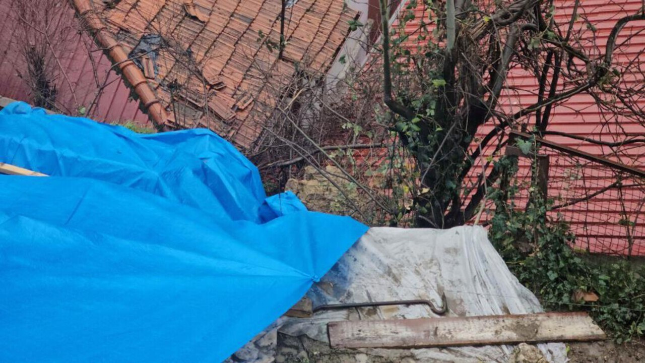 Zonguldak'ta korkutan heyelan: Kayalar iki evin üzerine düştü