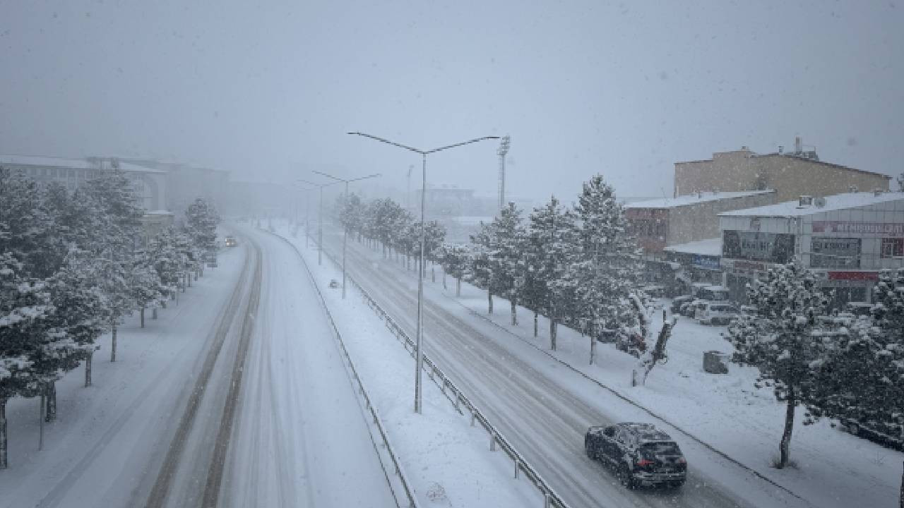 Karadeniz'deki 4 ilde kar nedeniyle 800 köy yolu ulaşıma kapandı