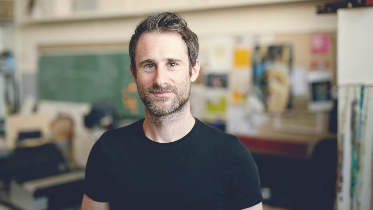 Ünlü yazar çocuk istismarı suçlamasıyla hakim karşısına çıktı