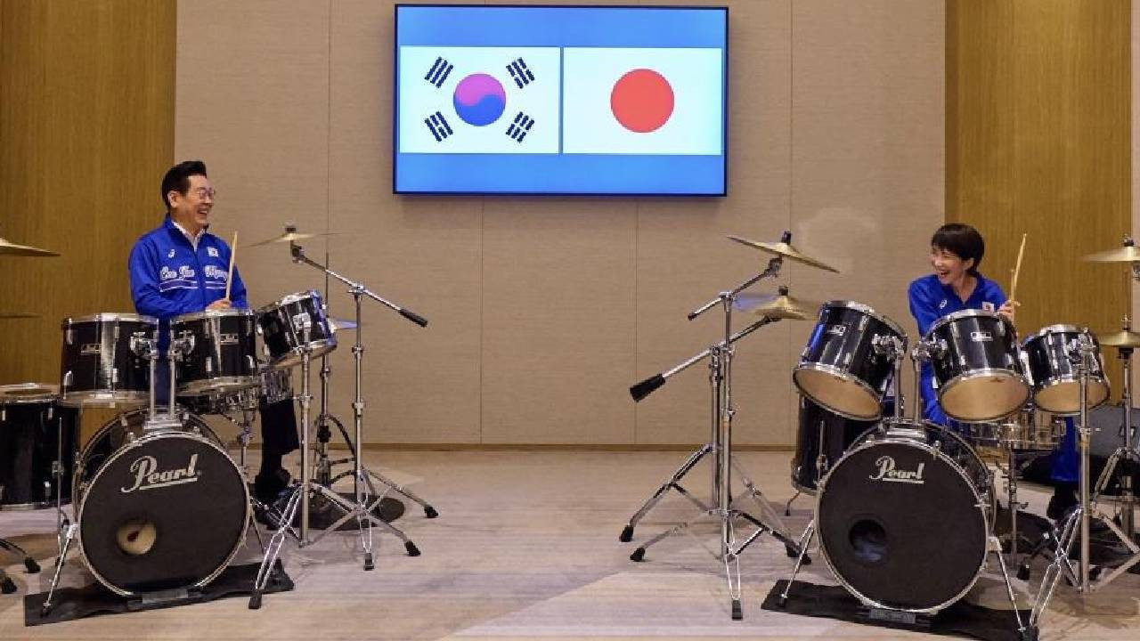 Japonya ve Güney Kore liderleri K-pop şarkıları eşliğinde bateri şov yaptı