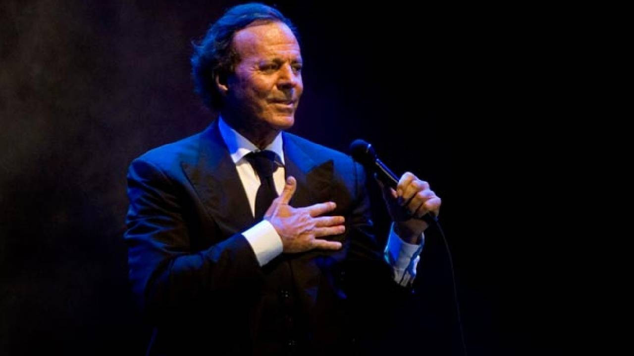 Ünlü şarkıcı Julio Iglesias, 2 eski kadın çalışanı tarafından cinsel tacizle suçlandı