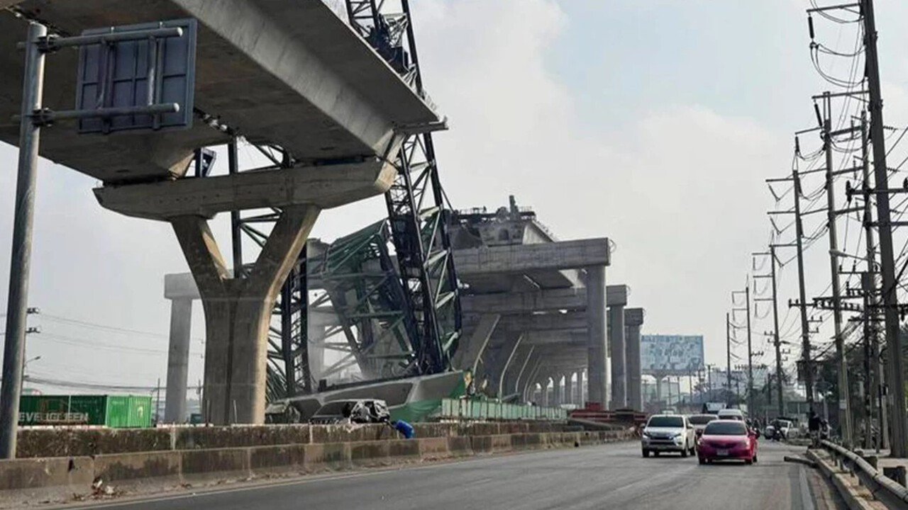 Tayland'da inşaat vinci yola devrildi: Ölü ve yaralılar var