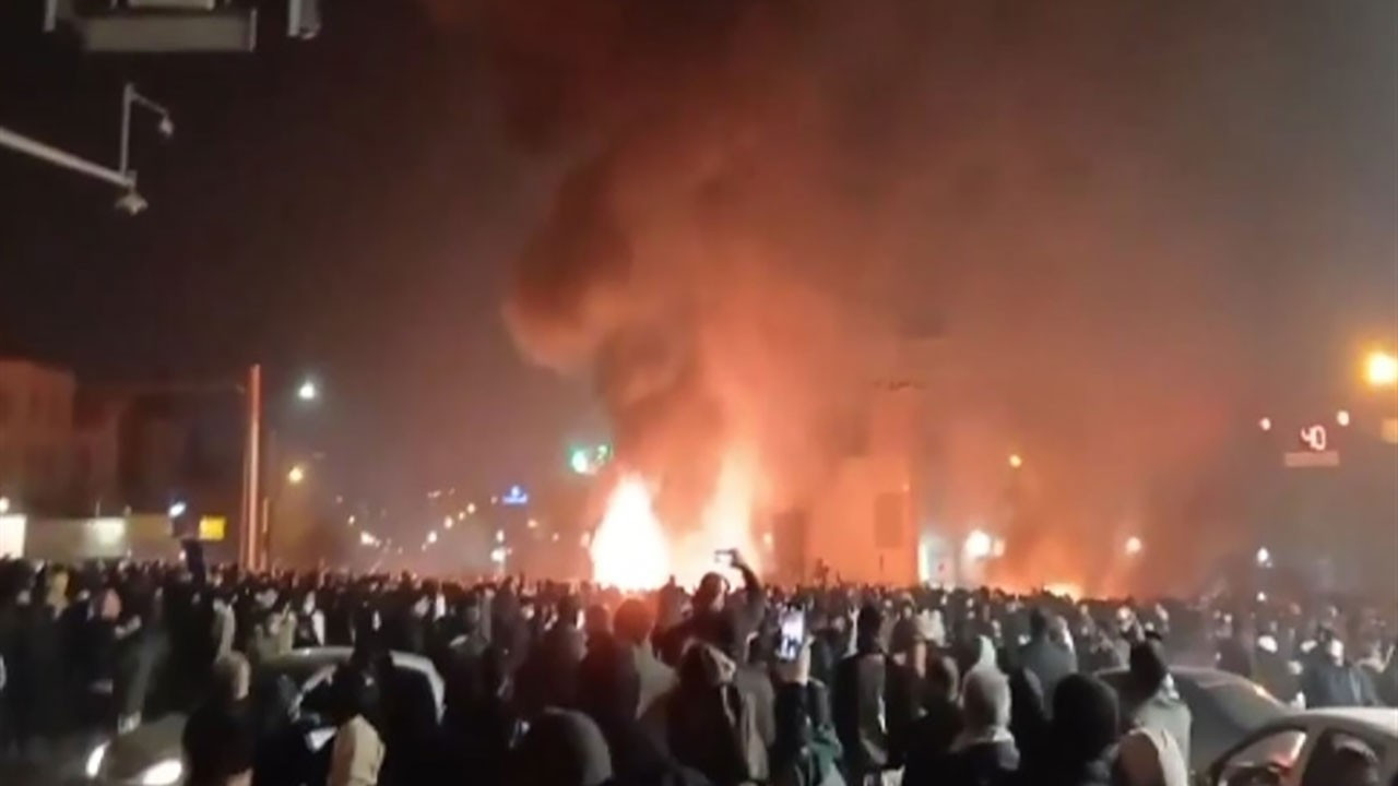 Türkiye'nin Tahran Büyükelçiliği, İran’da bulunan Türk vatandaşlarına dikkatli olmaları çağrısı yaptı