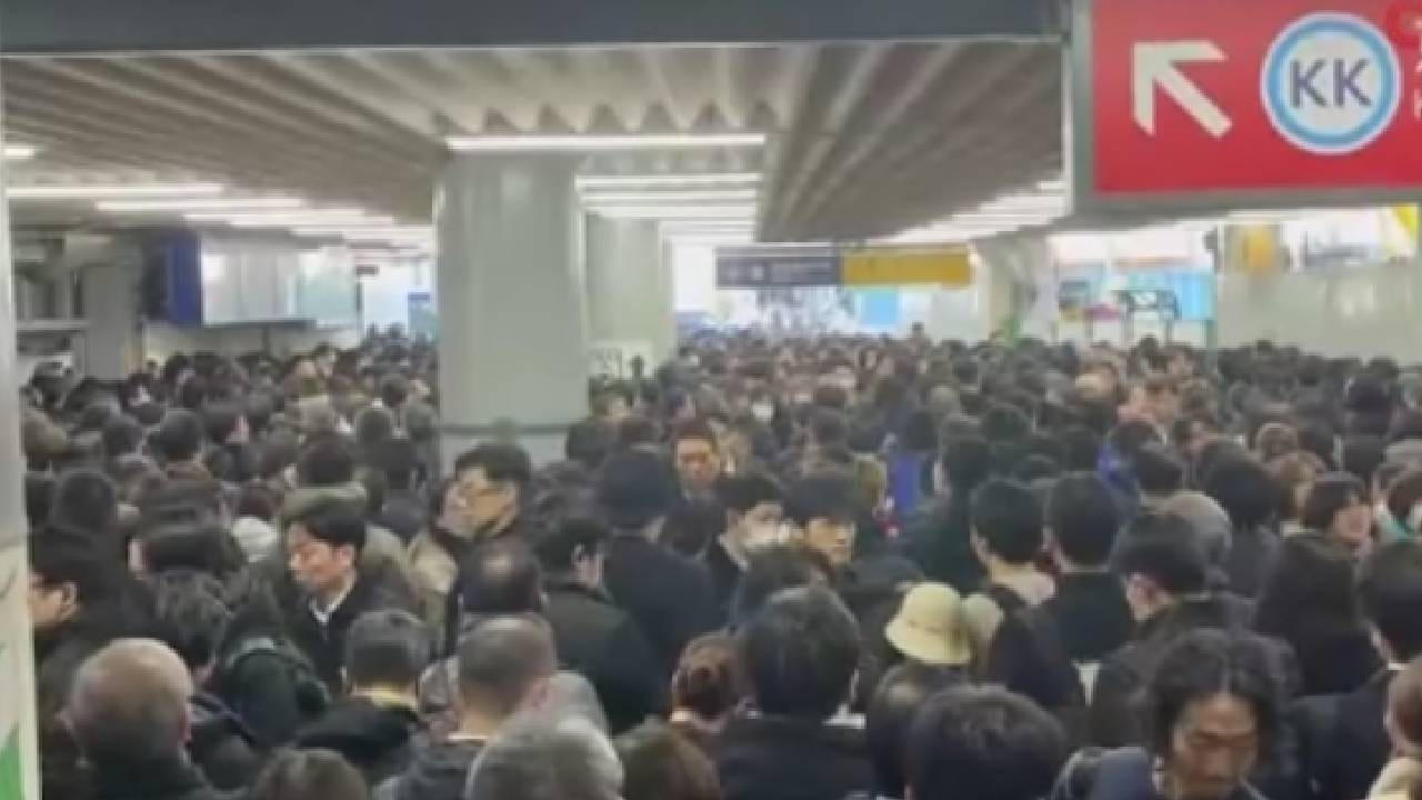 Tren hatlarında elektrik kesintisi: Saatlerce sürdü, binlerce yolcu mahsur kaldı (Video)