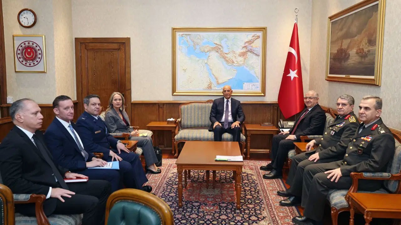 Arınç'tan Tom Barrack'ın MSB'deki fotoğrafına tepki: İzahı güç bir protokol hatasıdır