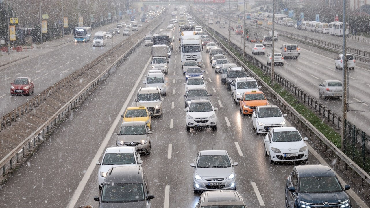İstanbul trafiğine kar etkisi: Yoğunluk yüzde 81'e çıktı