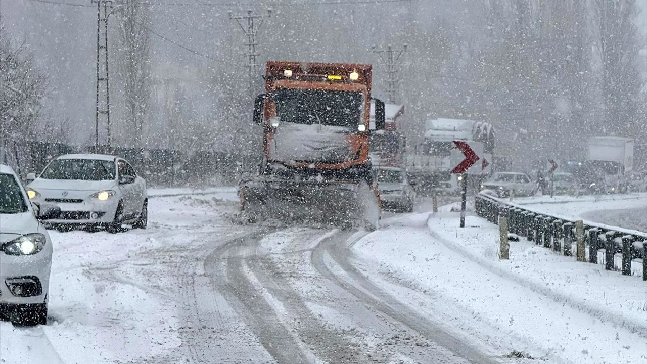 Kayseri-Malatya kara yolu ağır tonajlı araçların ulaşımına kapandı
