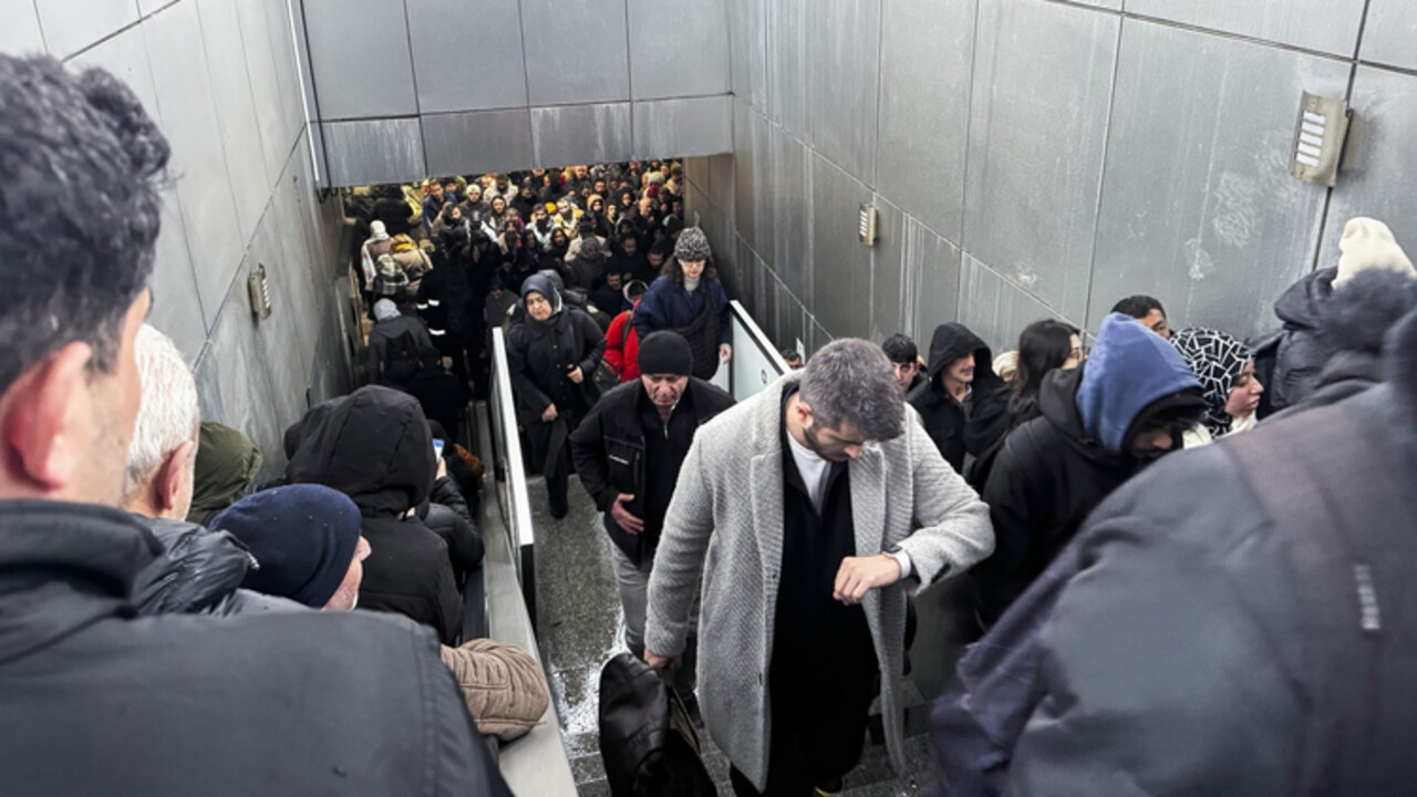 Mahmutbey Metrosu’nda kar yoğunluğu: Seferler aksadı