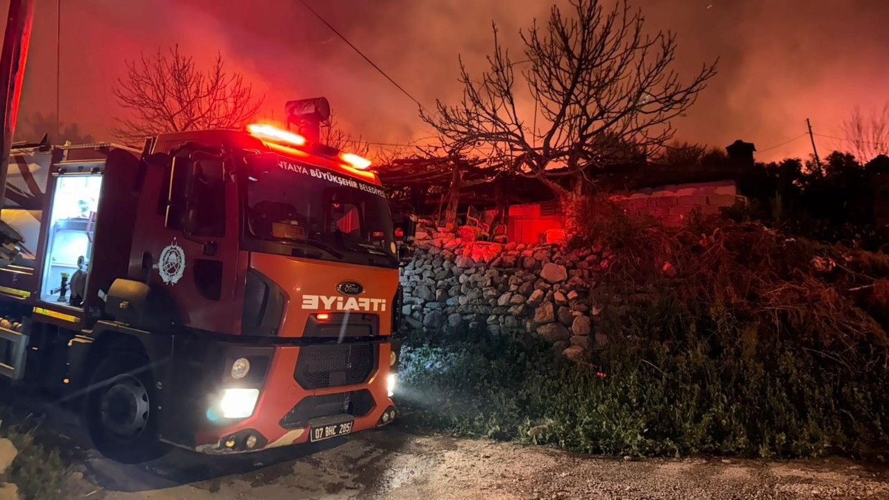 Antalya'da evlere kadar ilerleyen orman yangını kontrol altına alındı