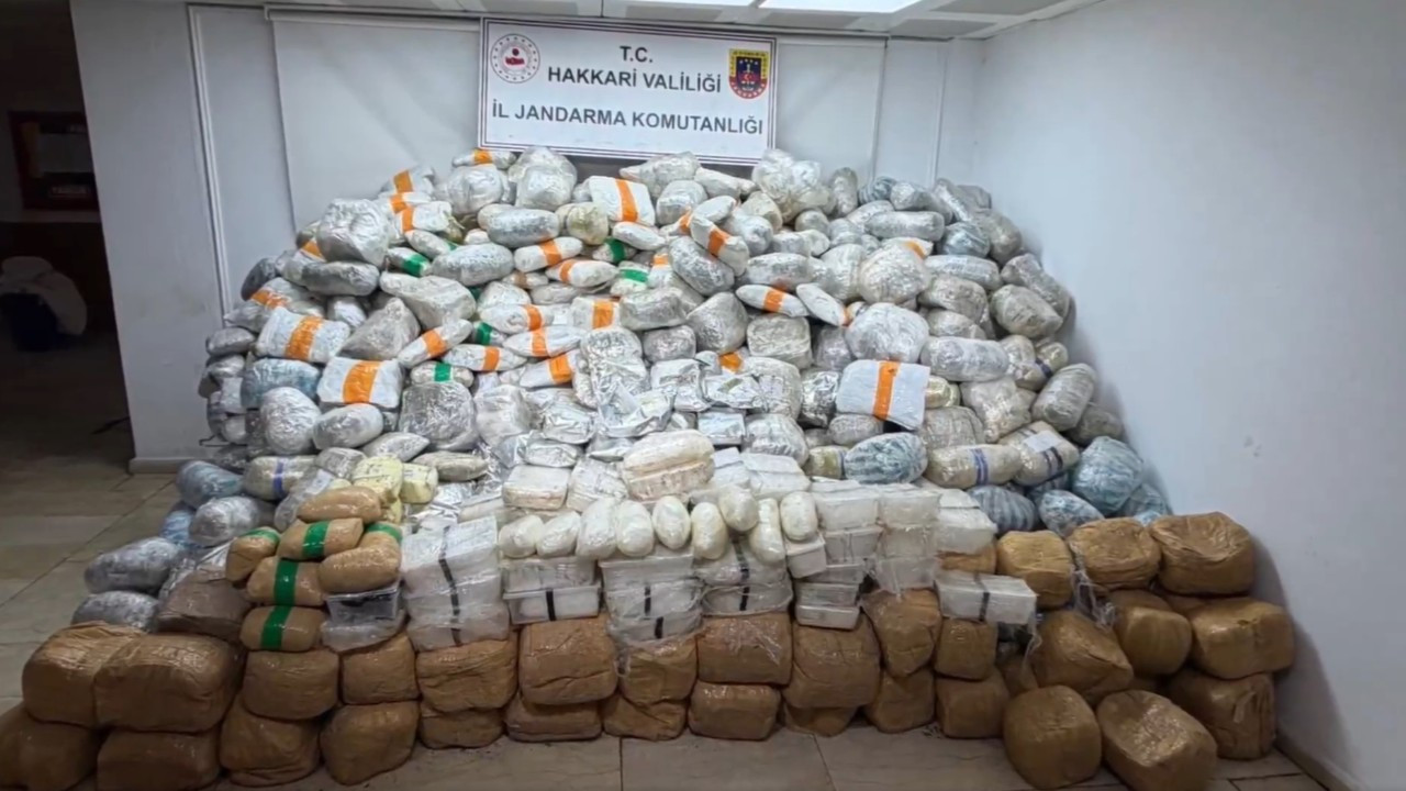 Hakkari'de 860 kilo uyuşturucu madde ele geçirildi