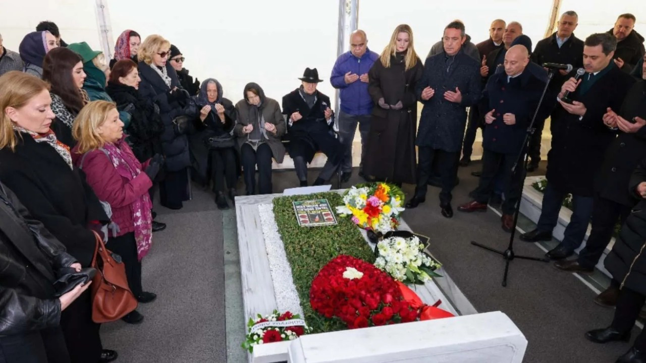 Koç ailesi, Mustafa Koç'u mezarı başında andı