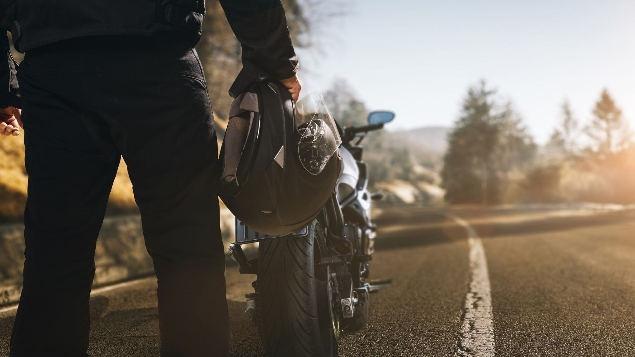 Motosiklet sert fren yaptı, otomobil tahtı geri aldı