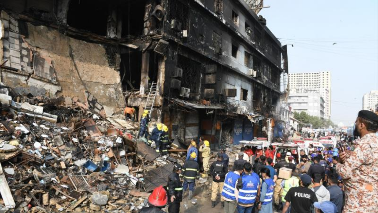 Pakistan'daki AVM'de çıkan yangında ölenlerin sayısı 60'a yükseldi