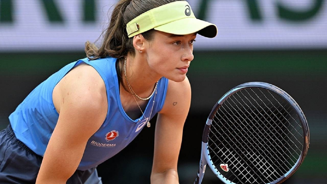 Milli Tenisçi Zeynep Sönmez, 3. turda Yulia Putintseva'ya 2-1 yenilerek turnuvaya veda etti