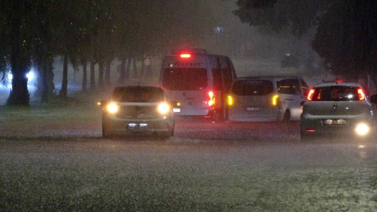 Antalya'da sağanak yolları göle çevirdi: Araçlar mahsur kaldı (Video)