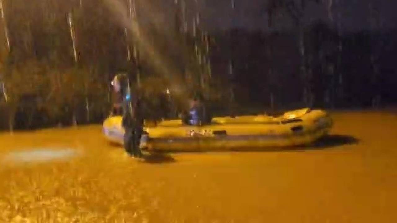 Antalya'yı sağanak vurdu: Mahsur kalanlar botlarla kurtarıldı