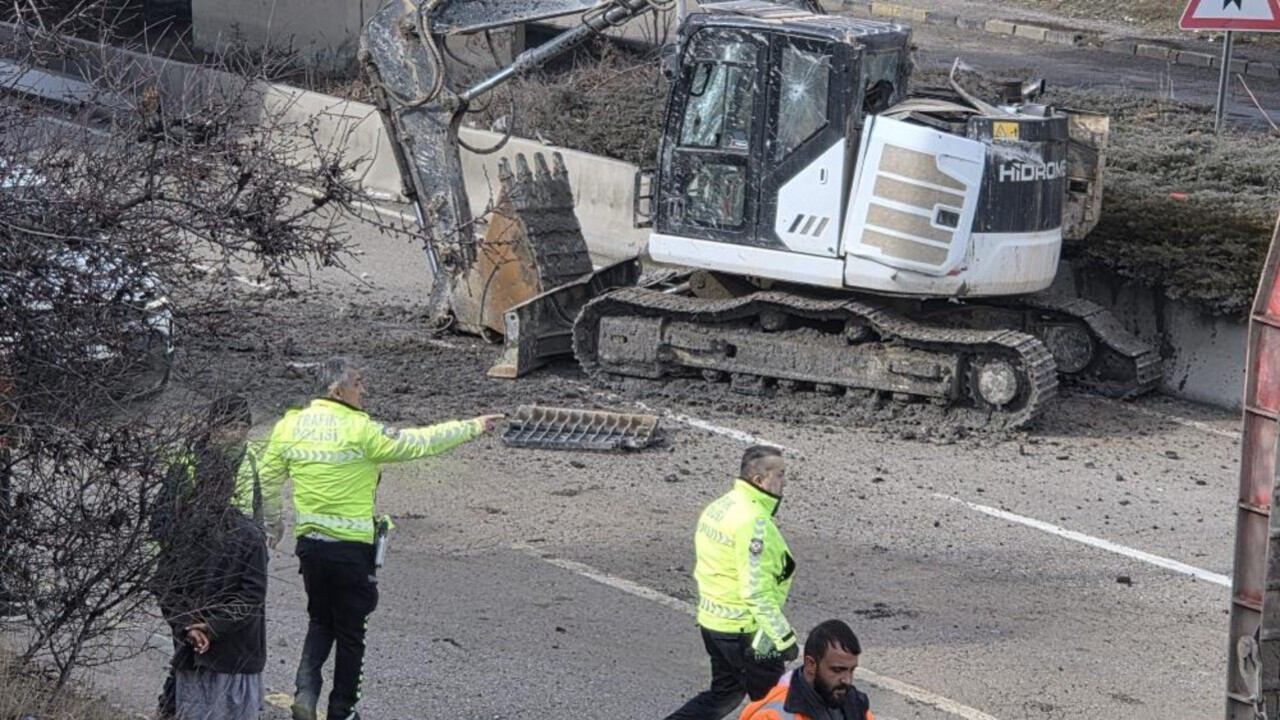 Ankara'da facianın eşiğinden dönüldü: Tırdaki kepçe köprüye takılıp yola düştü