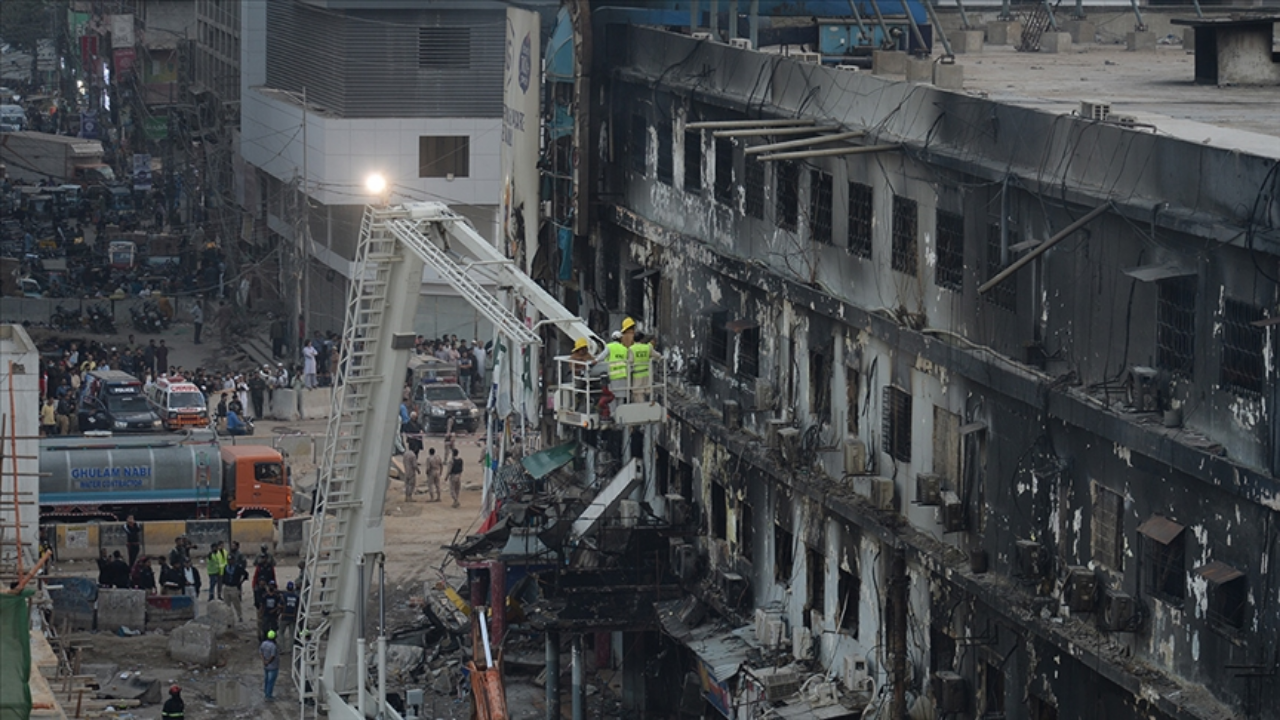 Pakistan'daki AVM'de yangınında ölü sayısı 73'e yükseldi
