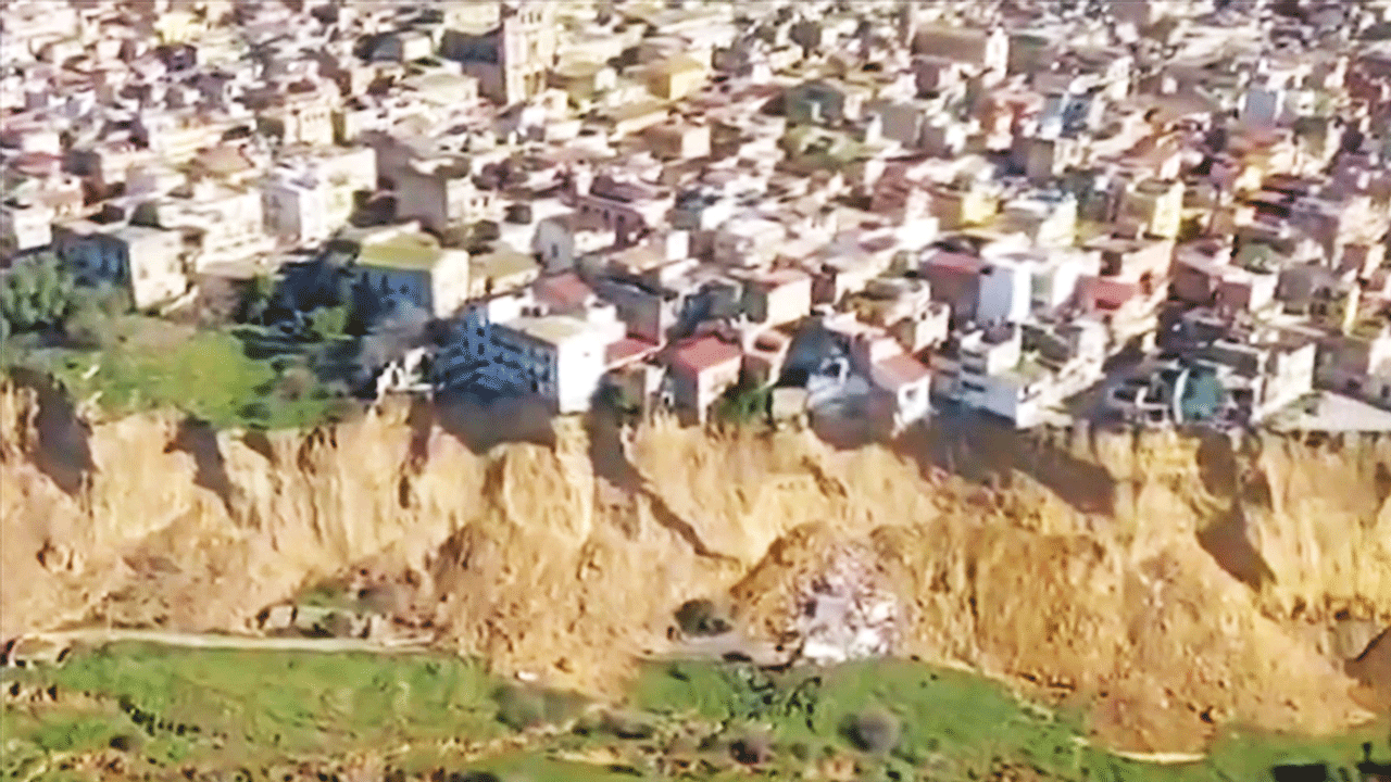İtalya'da toprak kayması yaşanan ilçede yüksek risk sürüyor