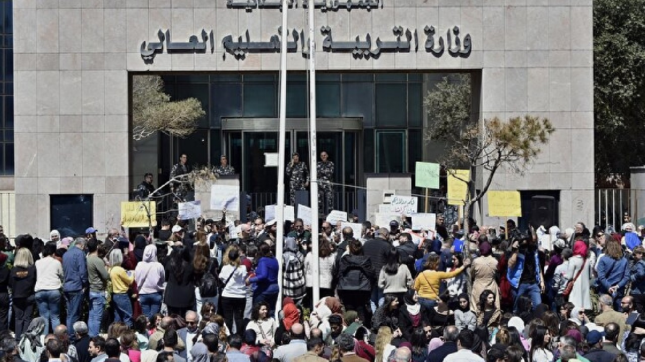 Lübnan'da kamu çalışanları ile öğretmenler, maaşlardaki düşüşü protesto etti