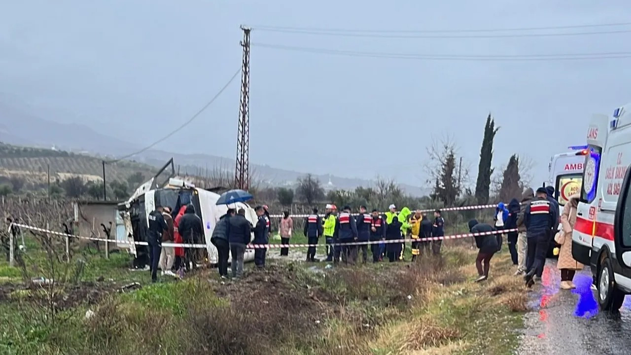 Memurları taşıyan servis üzüm bağına uçtu! Ölü ve yaralılar var