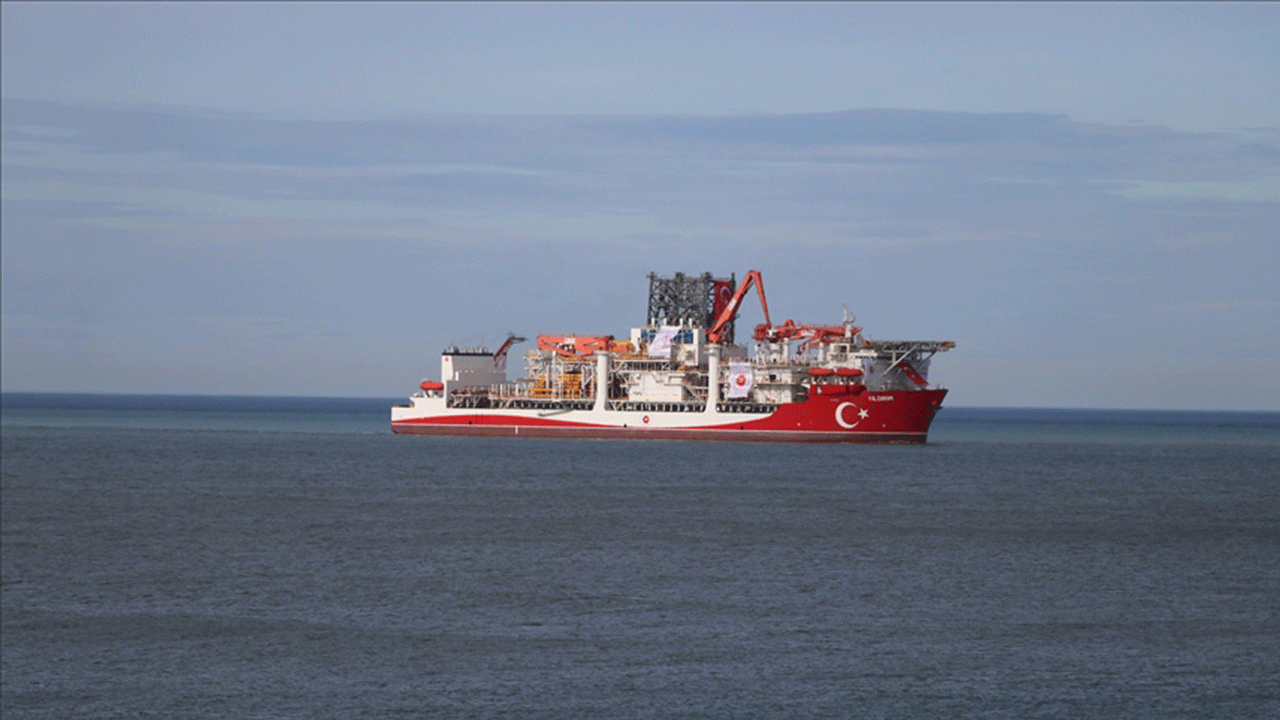 Türkiye’nin yeni ultra derin deniz sondaj gemisi “Yıldırım” Filyos Limanı’na ulaştı