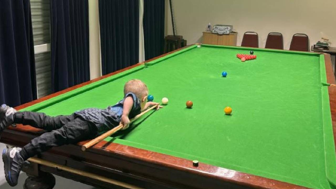 İki yaşındaki çocuk, bilardoda iki Guinness Dünya Rekoru kırdı