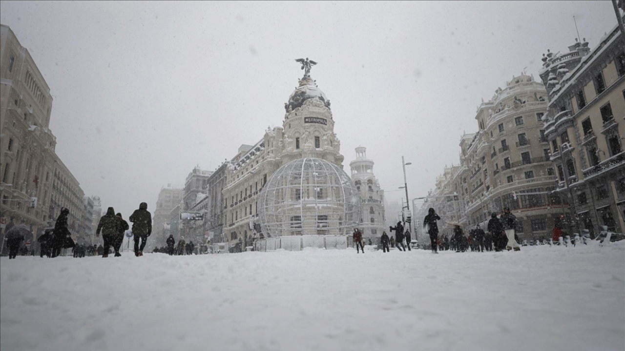 İspanya’da Kristin Fırtınası nedeniyle bazı bölgelerde okullar geçici olarak tatil edildi