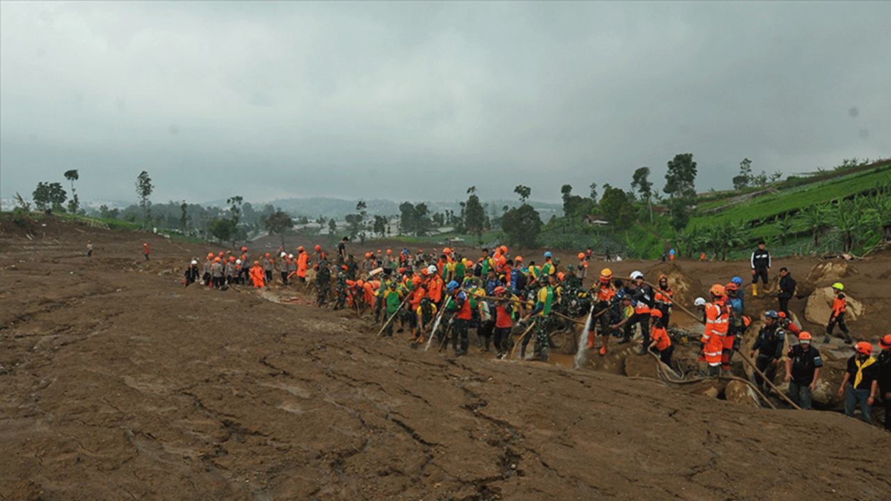 Endonezya’da toprak kaymalarında can kaybı 53’e ulaştı
