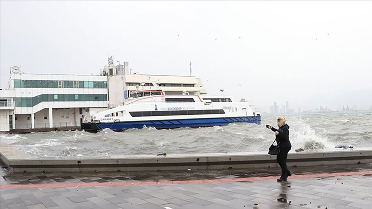 İzmir'de şiddetli fırtına: Vapur seferleri iptal edildi