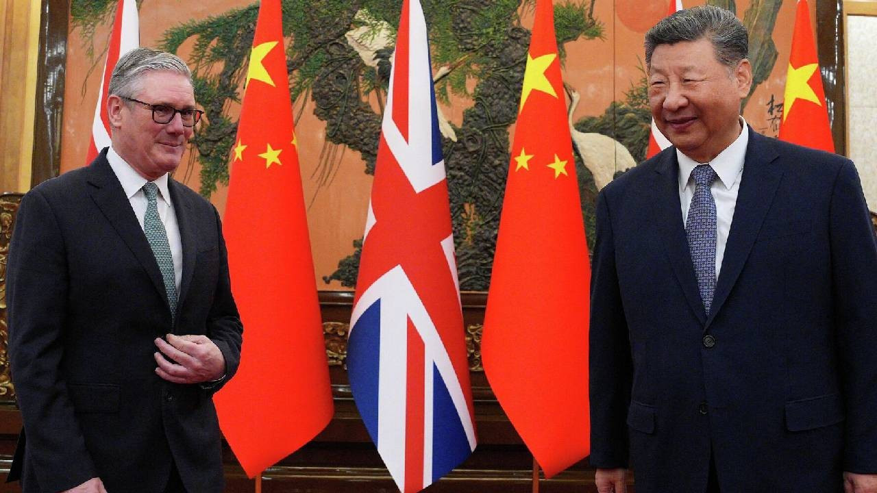 8 yıl sonra ilk ziyaret! İngiltere Başbakanı, Çin lideri Şi'ye Arsenal-Manchester United maçının topunu hediye etti