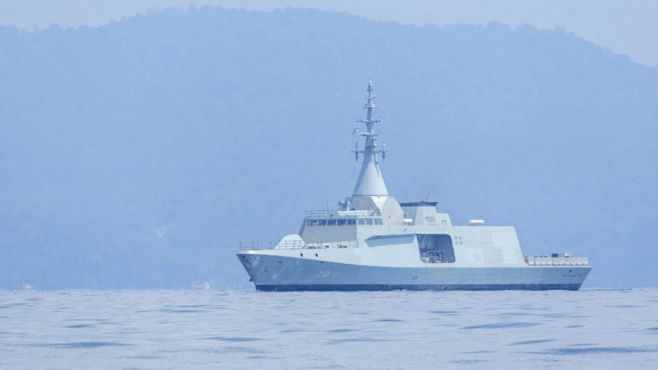 Malezya'nın yeni gemisi KD Maharaja Lela deniz denemelerine çıktı