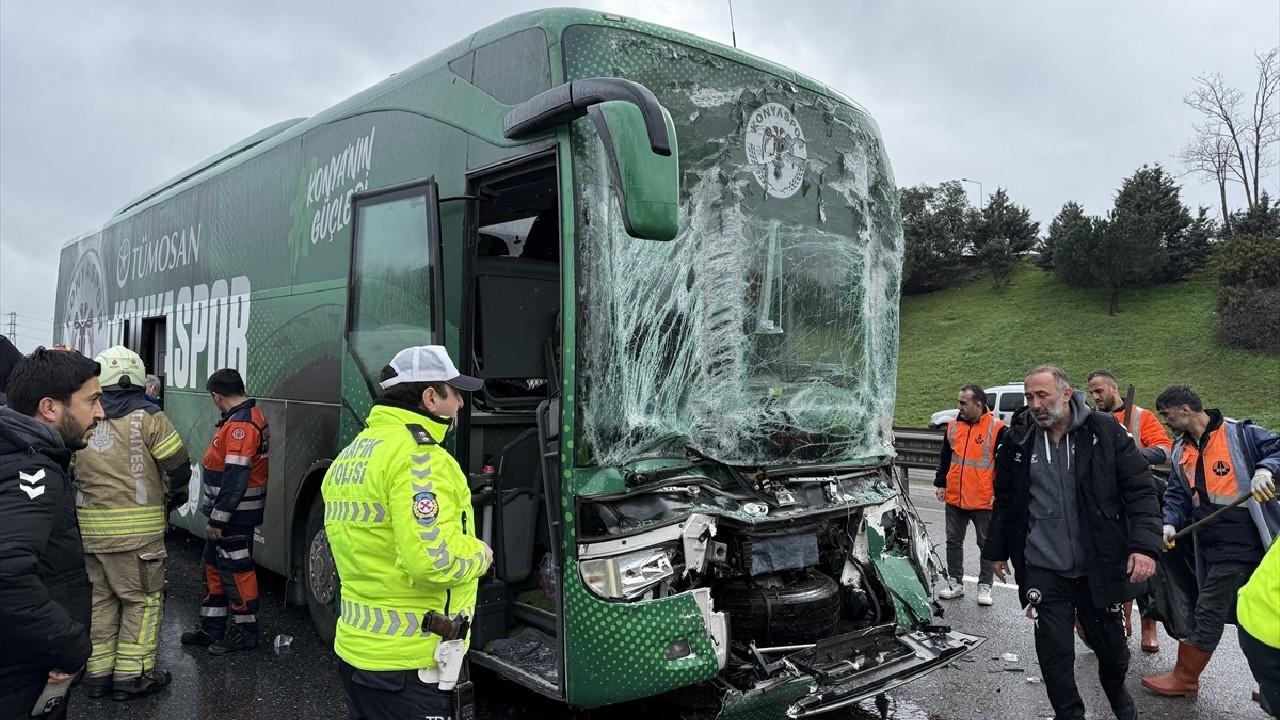 Pendik’te Konyaspor futbolcularını taşıyan otobüs kaza yaptı: 3 yaralı