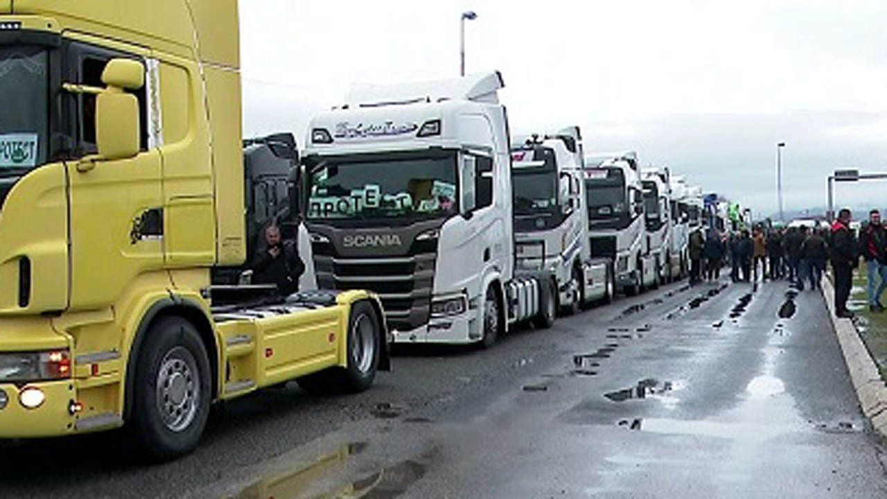 Schengen vize protestosu AB sınırlarında uzun kuyruklara neden oldu