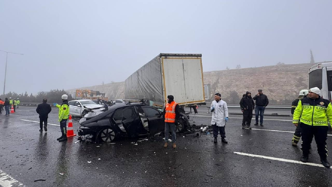 TAG Otoyolu'nda zincirleme trafik kazasında 2 kişi öldü, 10 kişi yaralandı