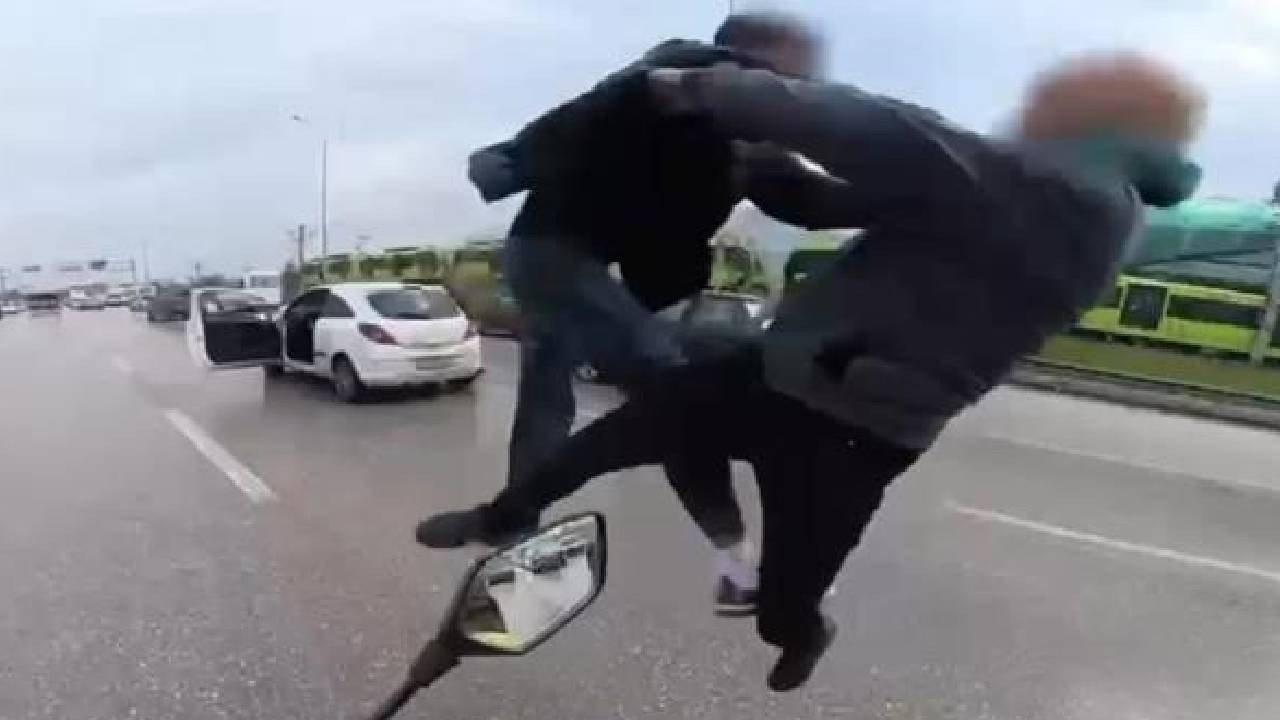 Birbirlerine uçan tekmeyle saldırdılar, gözaltına alındılar, ehliyetlerine süresiz el kondu (Video)