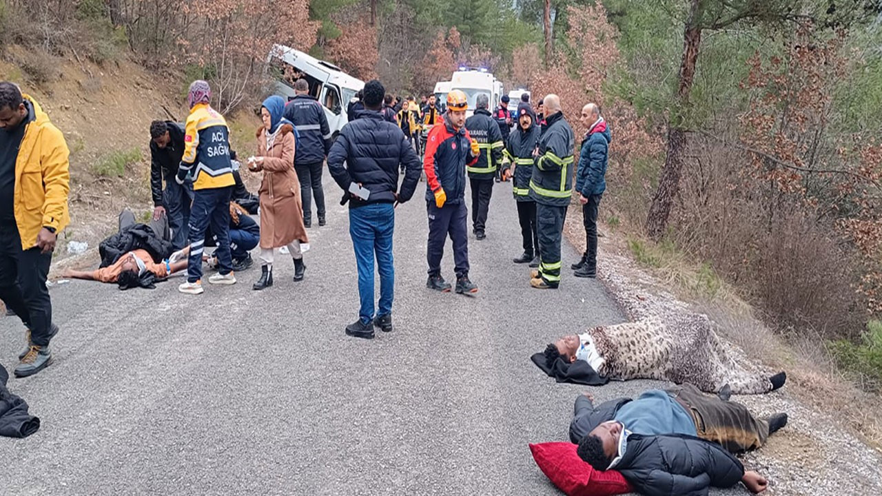 Senegalli öğrencileri taşıyan minibüs, alt yola uçtu: 17 yaralı