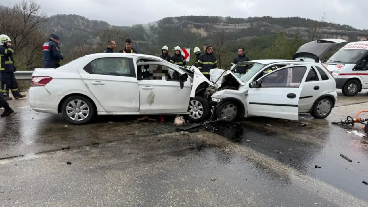 Antalya-Isparta yolunda iki otomobil kafa kafaya çarpıştı: 6 ölü, 6 yaralı