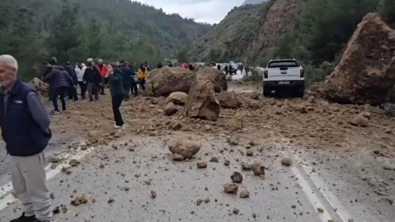 Isparta-Antalya kara yolunda heyelan: Dev kayalar yolu kapadı