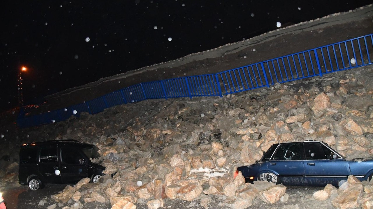 İstinat duvarının park halindeki araçların üzerine çöktü! O anlar kamerada