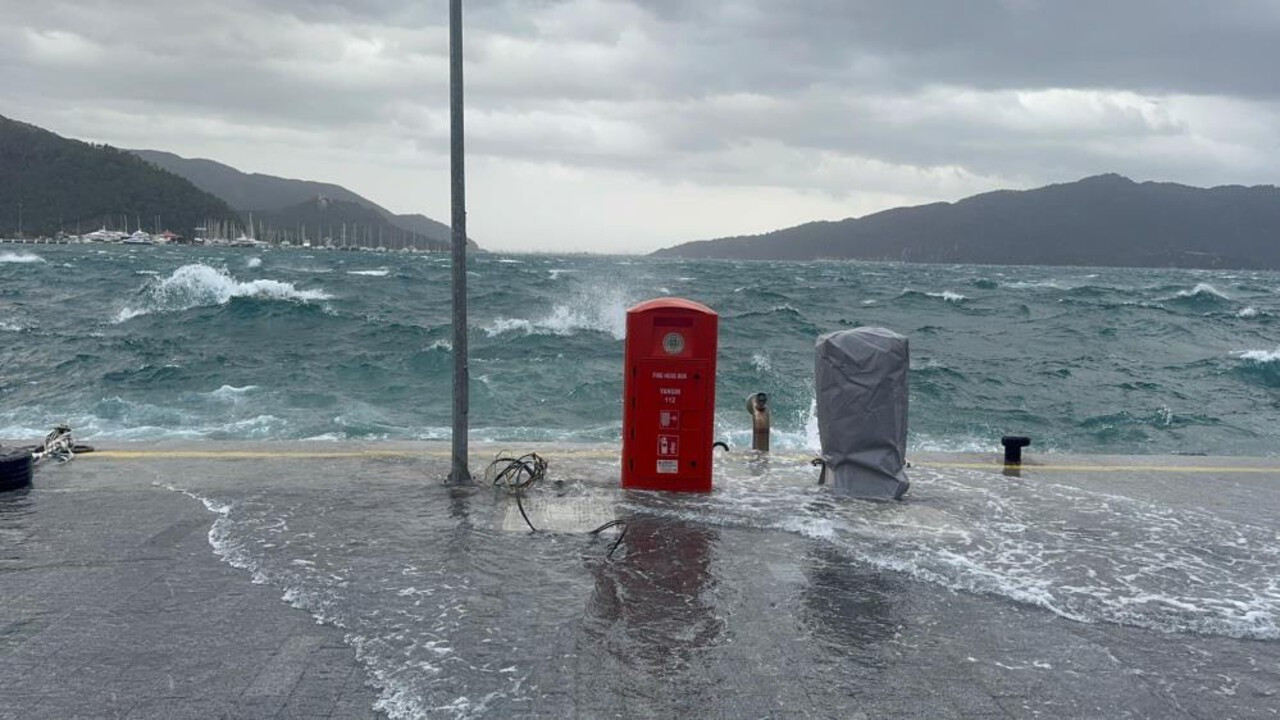 Marmaris’te deniz taştı: Bazı iş yerlerini su bastı
