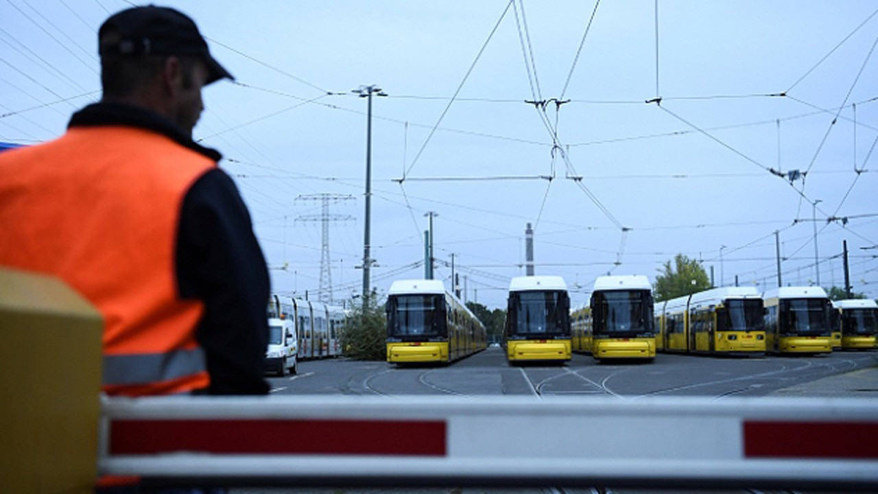 Almanya'da grev dalgası: Toplu ulaşımı durma noktasına getirdi