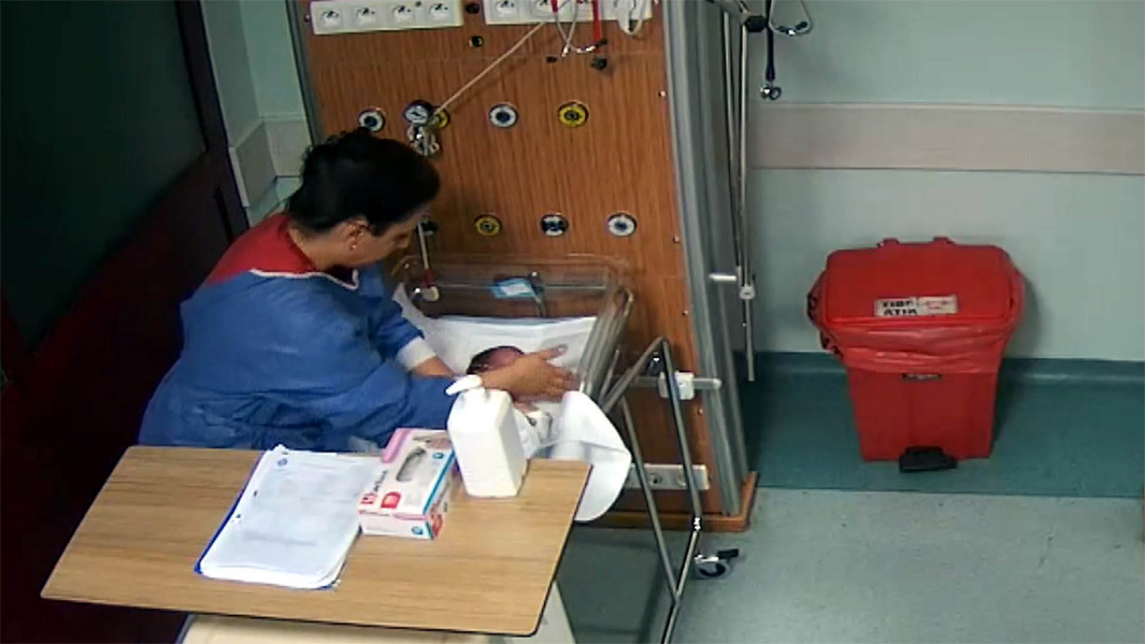 Beş günlük bebeği darp ederek engelli kalmasına neden olan hemşire başka bir bebeğe de şiddet uygulamış