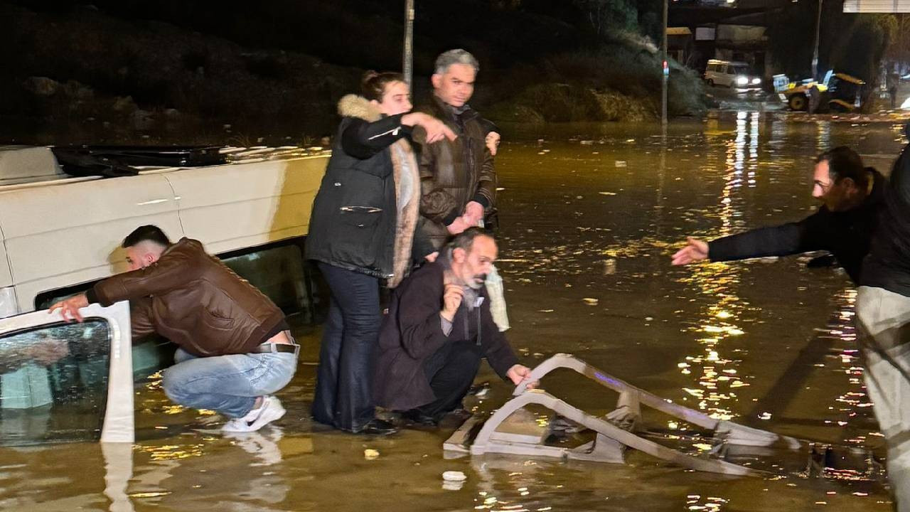 Suya gömülen minibüsteki 20 yolcu kurtarıldı