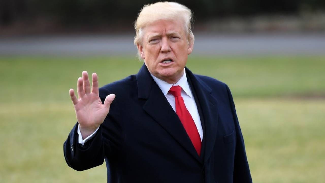 Trump, sunucu Trevor Noah'a dava açacağını duyurdu: 'Hazır ol, seninle biraz eğleneceğim!'