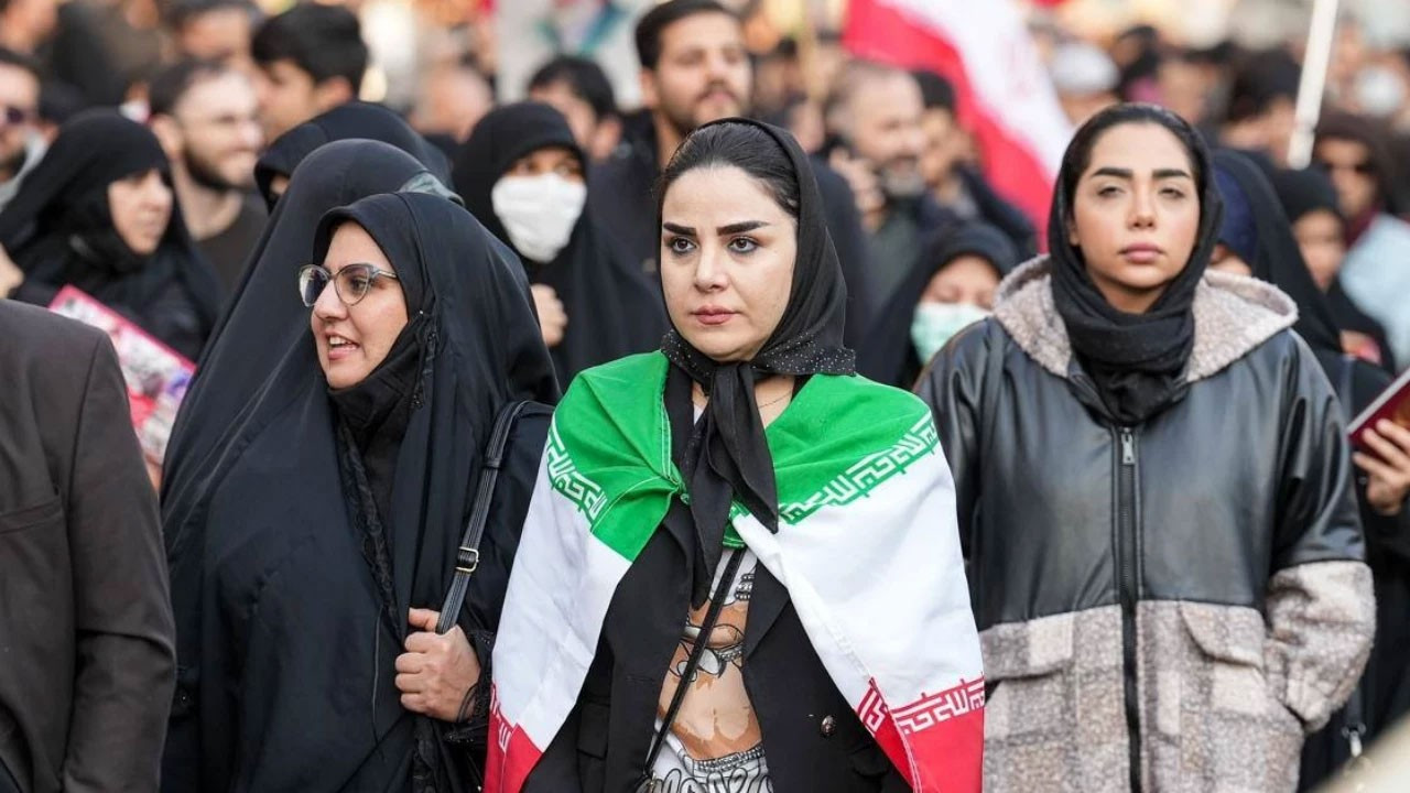 İran’da kadınlar artık motosiklet kullanabilecek