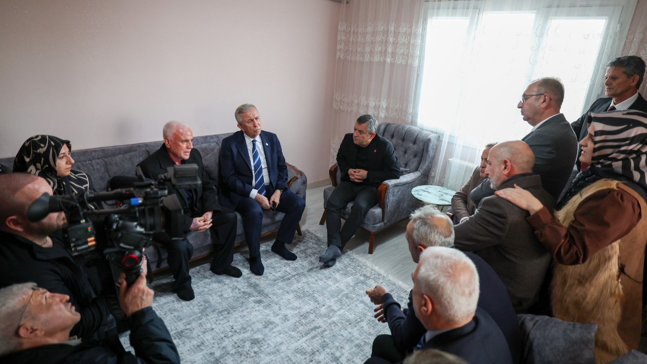 Özel'den depremde altı kayıp veren Bolat ailesini ziyaret